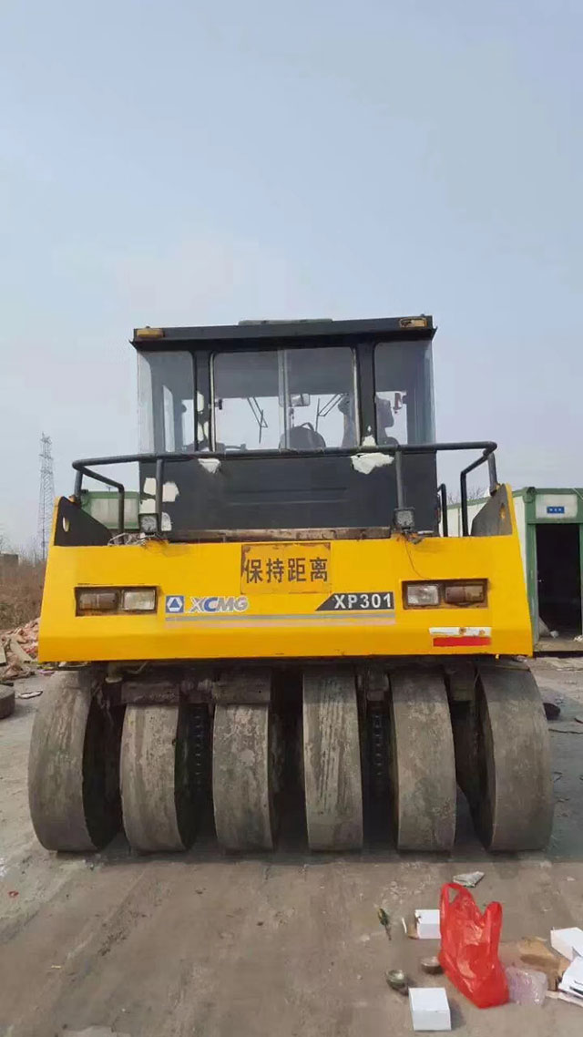 膠輪壓路機(jī) 膠輪壓路機(jī)